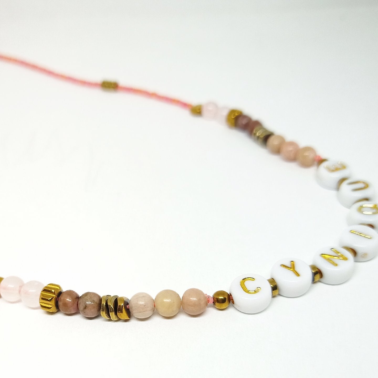 collier court en pierre message "cynique"
