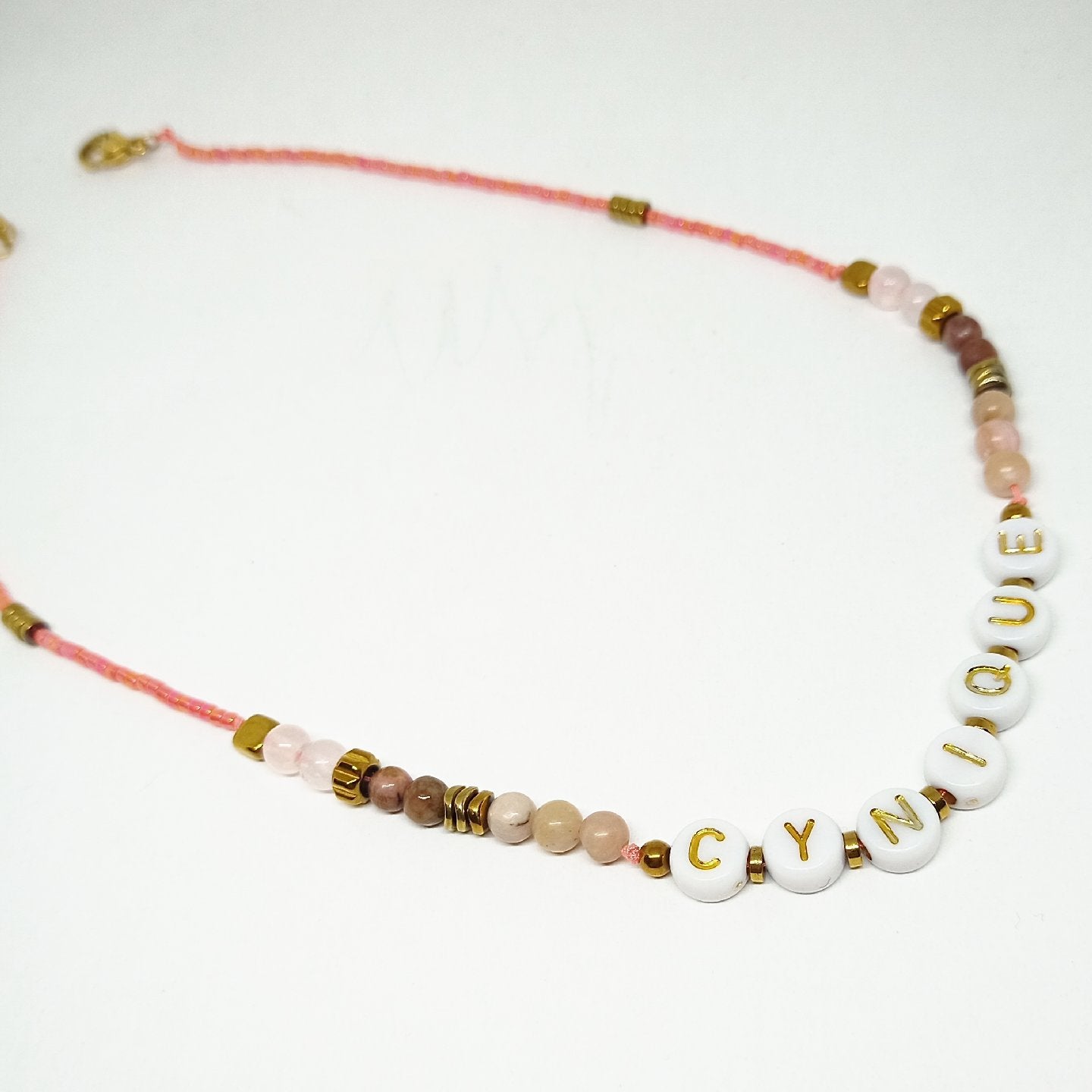 collier court en pierre message "cynique"