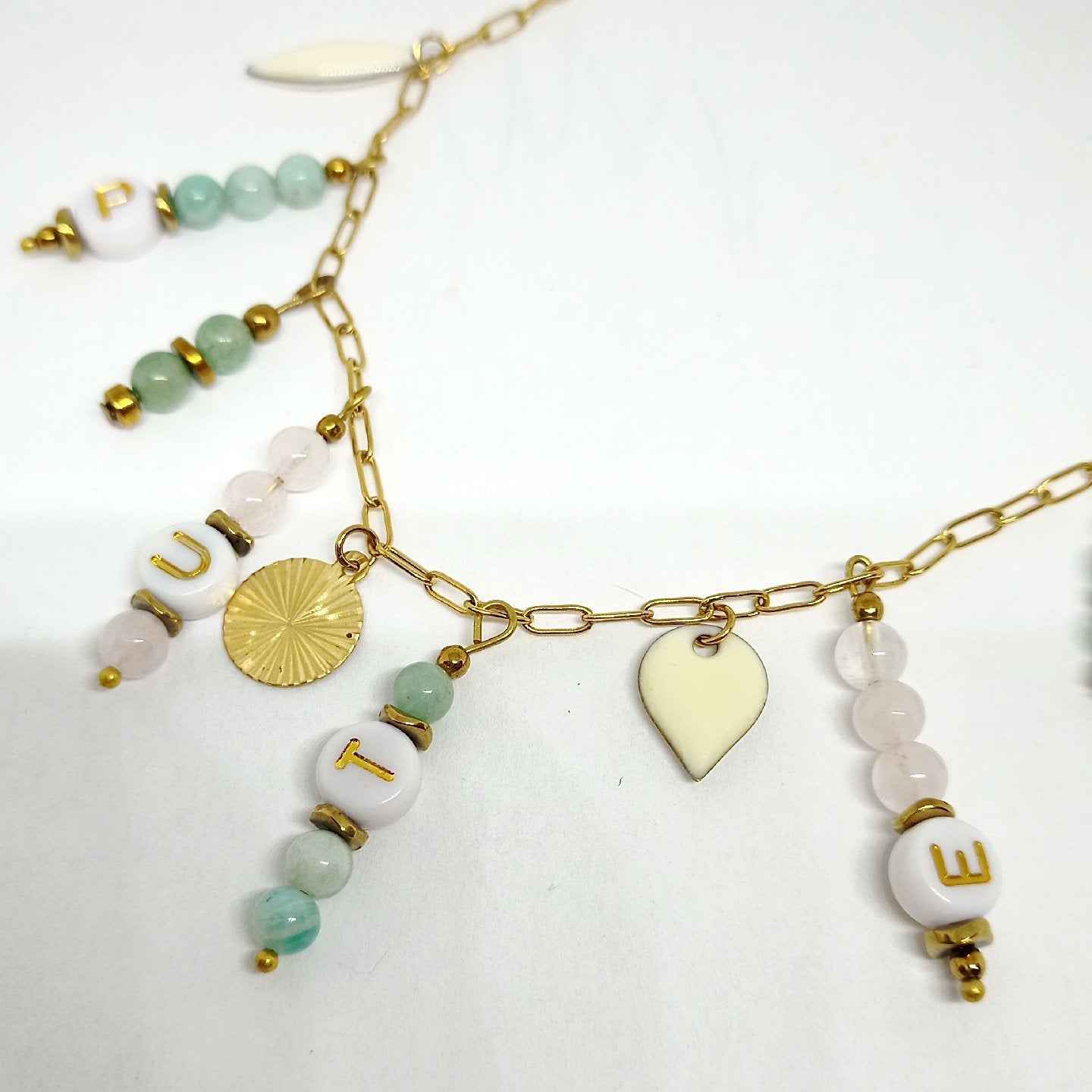 Collier bohême à message "pute"