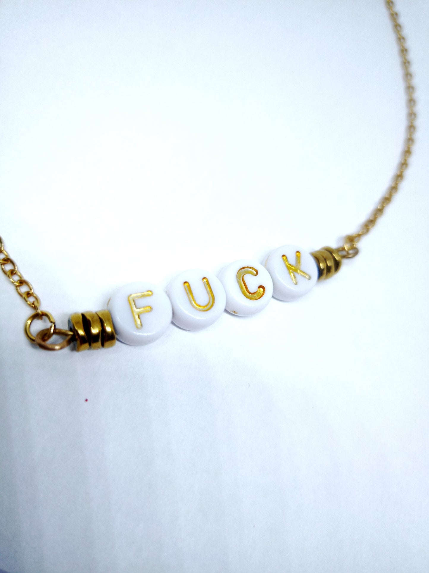 Collier court à message "Fuck"