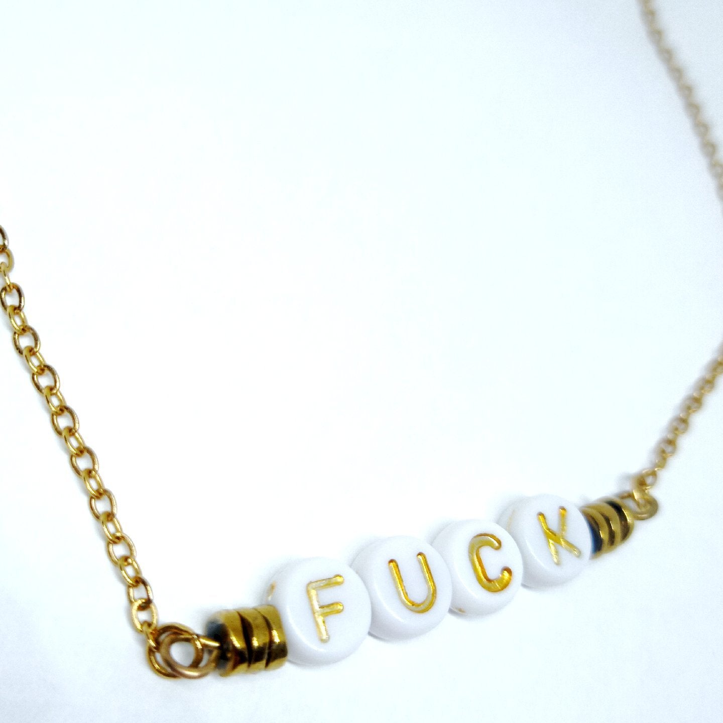 Collier court à message "Fuck"