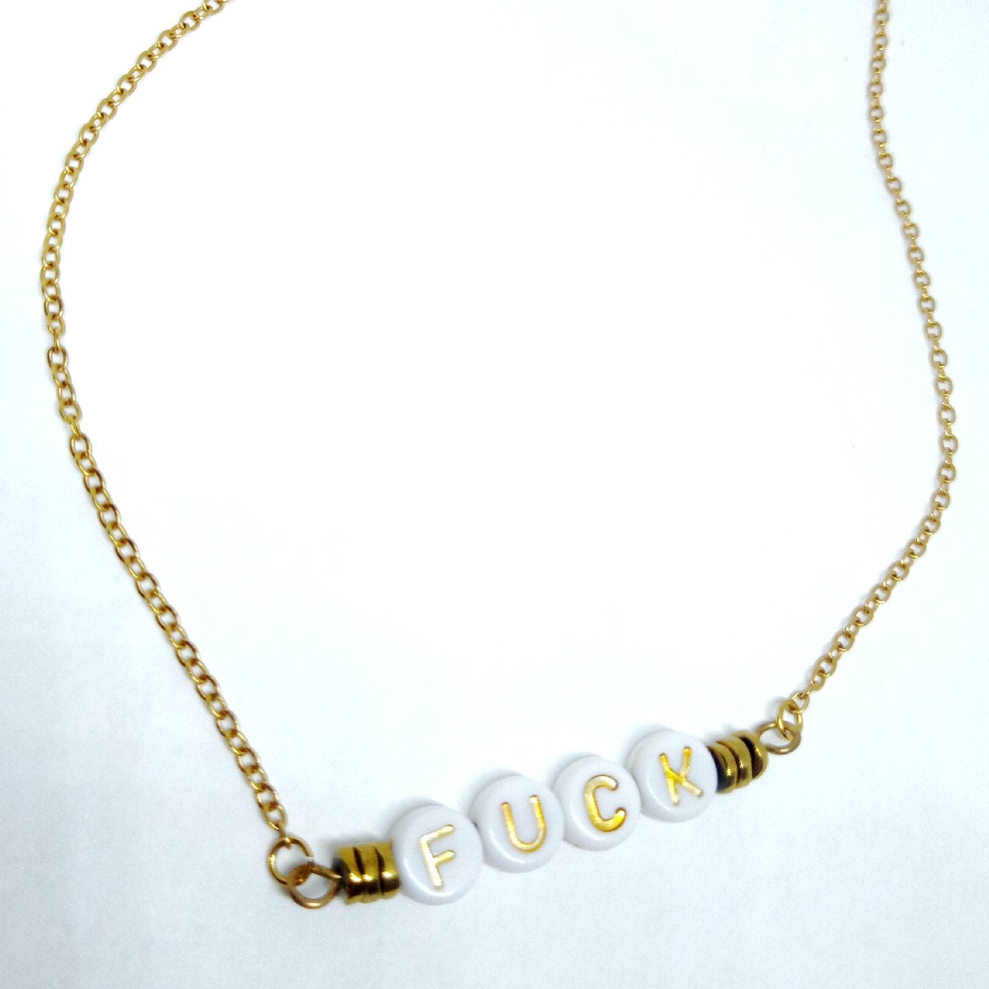 Collier court à message "Fuck"