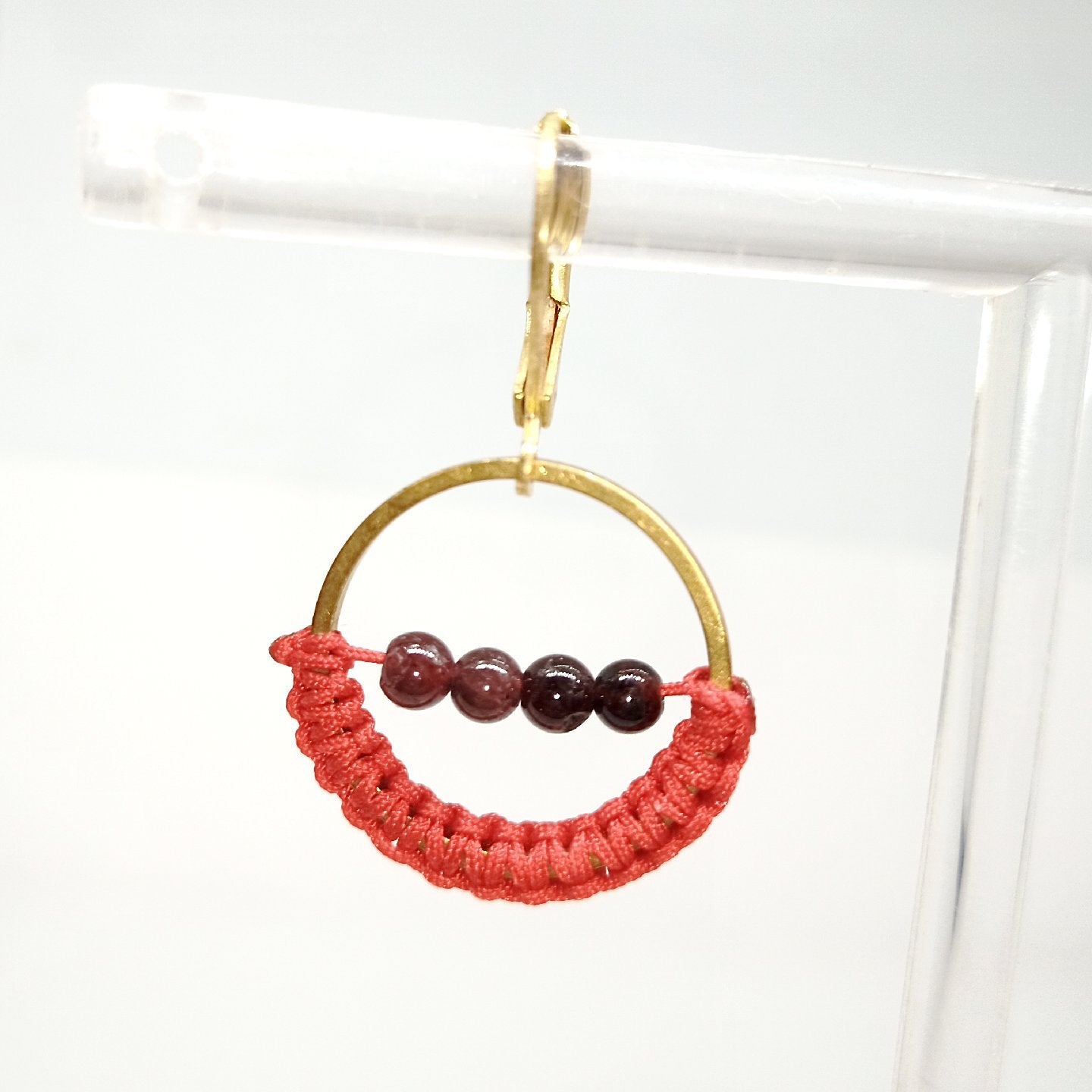 Boucles d'oreille Sila - détail macramé rouge et perles naturelles grenat