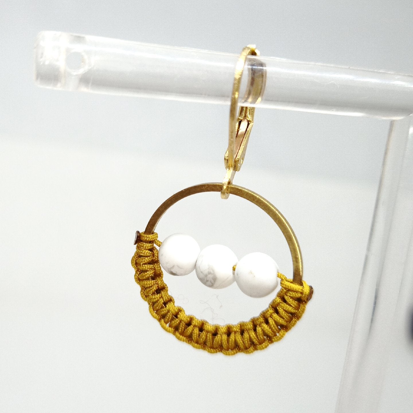 Bijou artisanal Sila - créoles laiton doré et macramé poétique Miss Camille