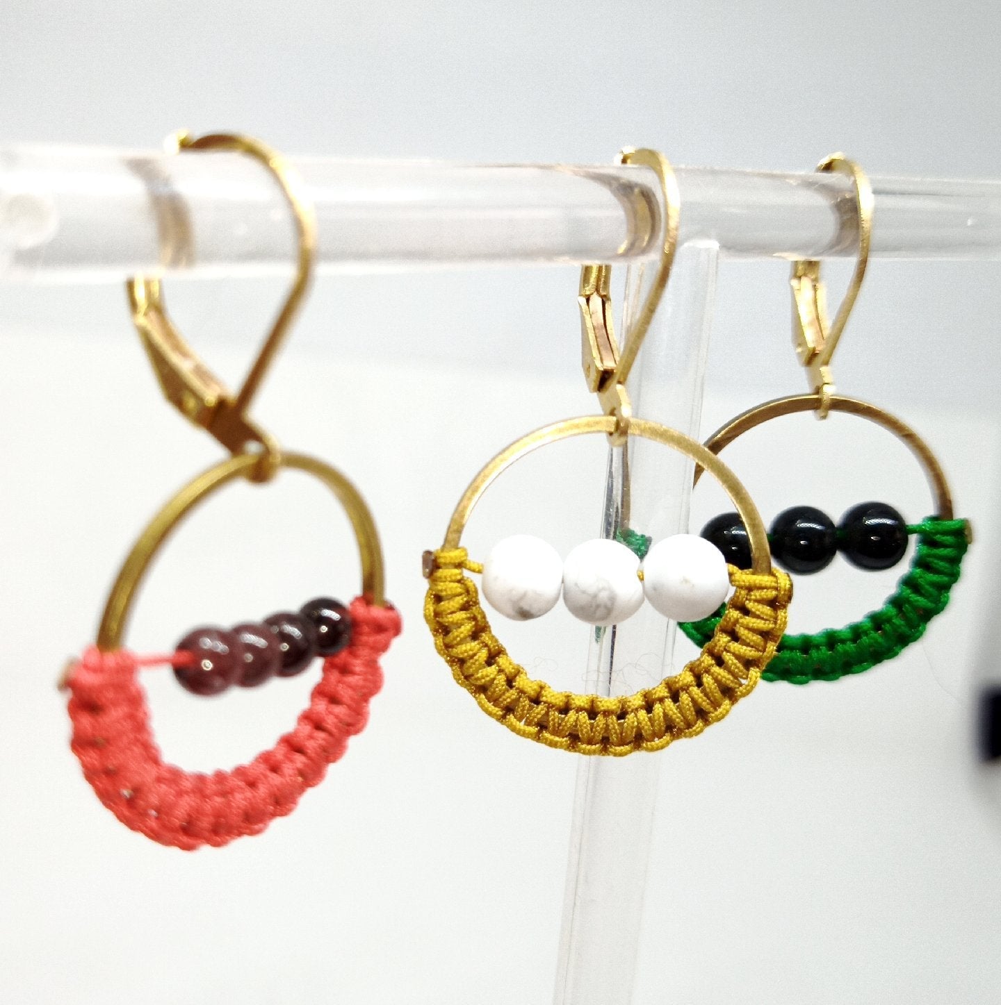 Boucles d'oreille Sila dépareillées Miss Camille - laiton, macramé, pierres naturelles