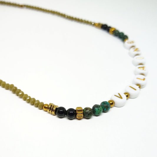 Collier court en pierre à message "vilaine"