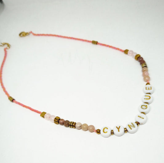 collier court en pierre message "cynique"