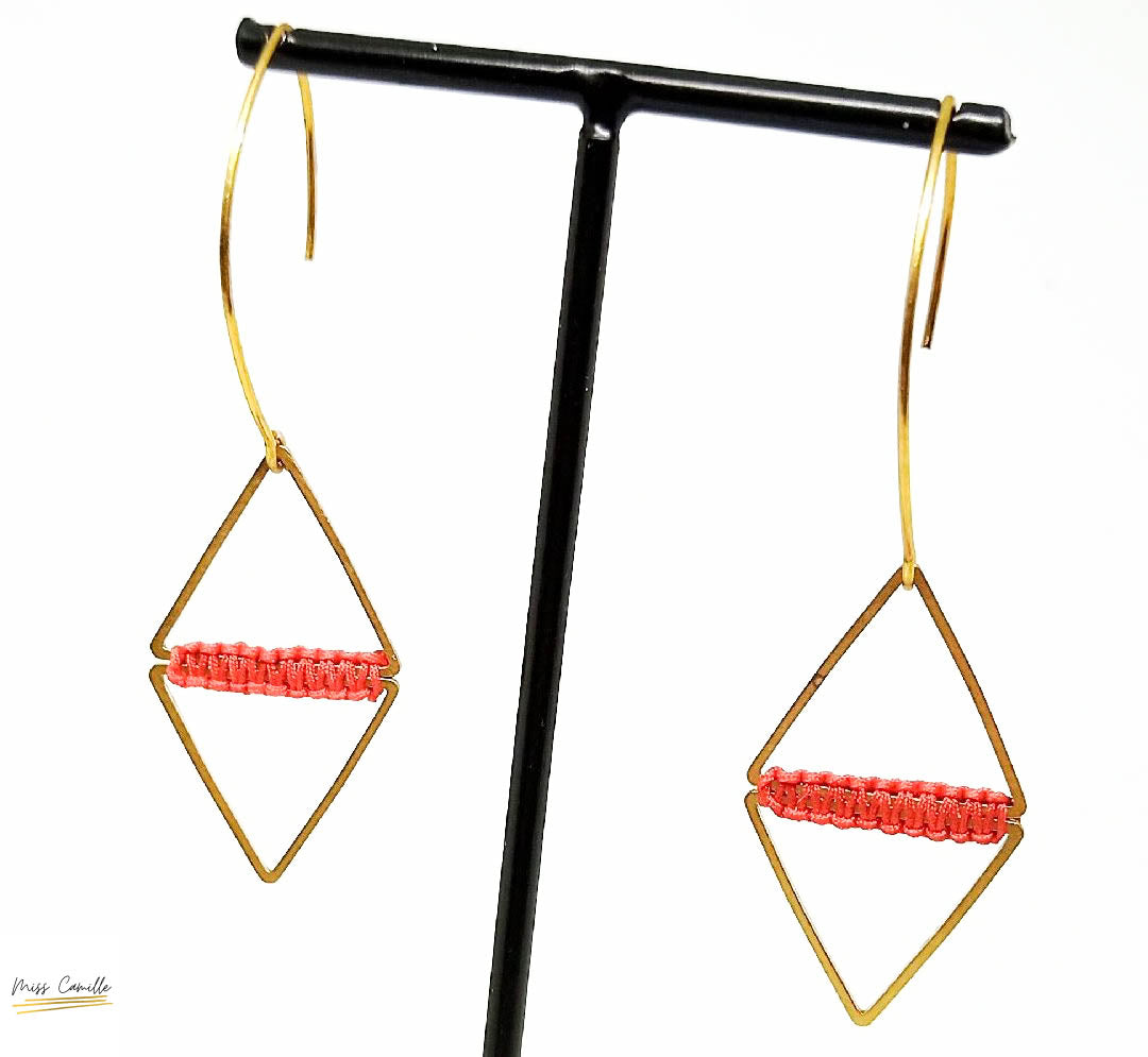 Boucles d'oreille Giny Miss Camille - losange, laiton, macramé rouge