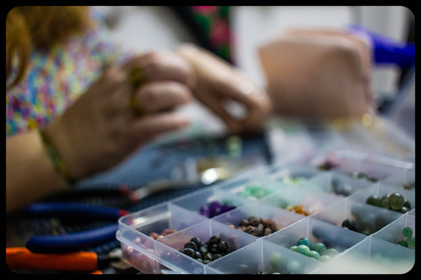 Bijoux créés lors d'un atelier Miss Camille – boucles d'oreilles et colliers fait main