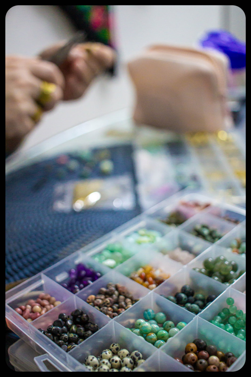 Créations artisanales lors de l'atelier bijoux Miss Camille – pierres naturelles et breloques