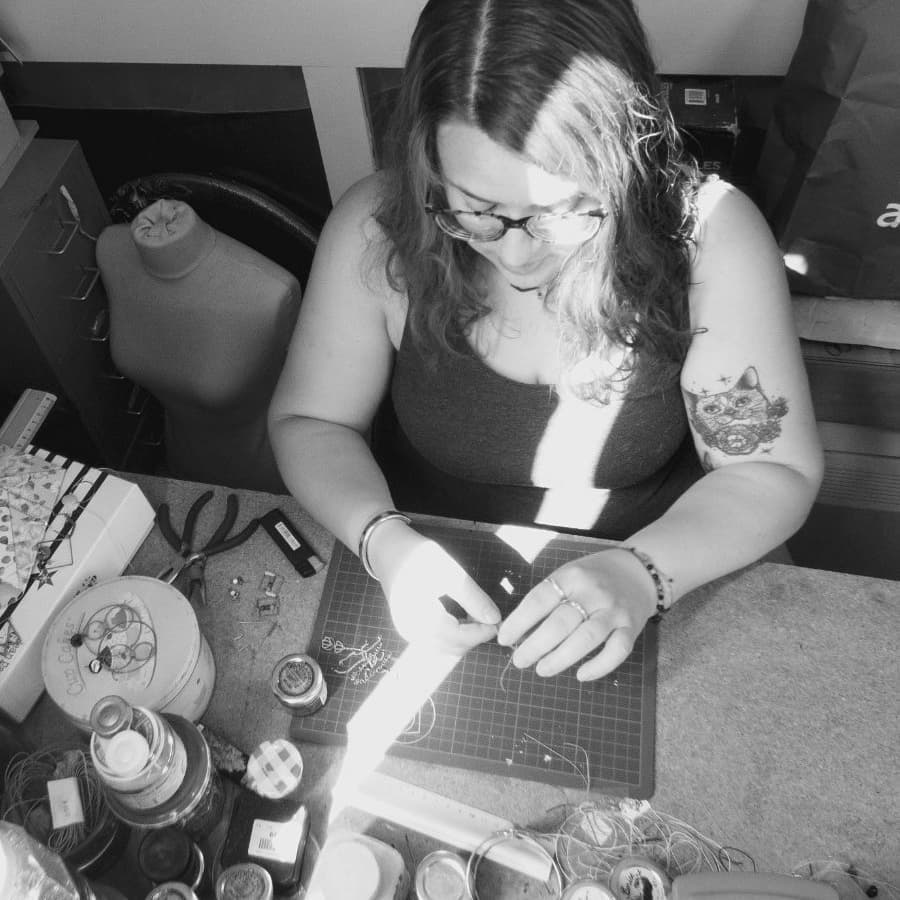 Atelier bijoux Miss Camille à Lyon – création de boucles d'oreilles artisanales